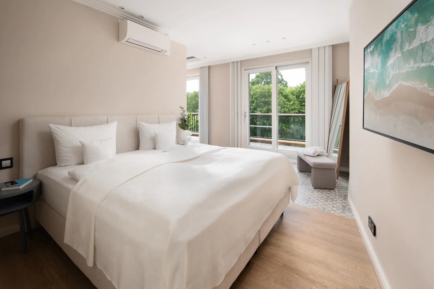 Modern hotel room with balcony and open, airy atmosphere Bright modern hotel room with double bed, balcony and plenty of daylight